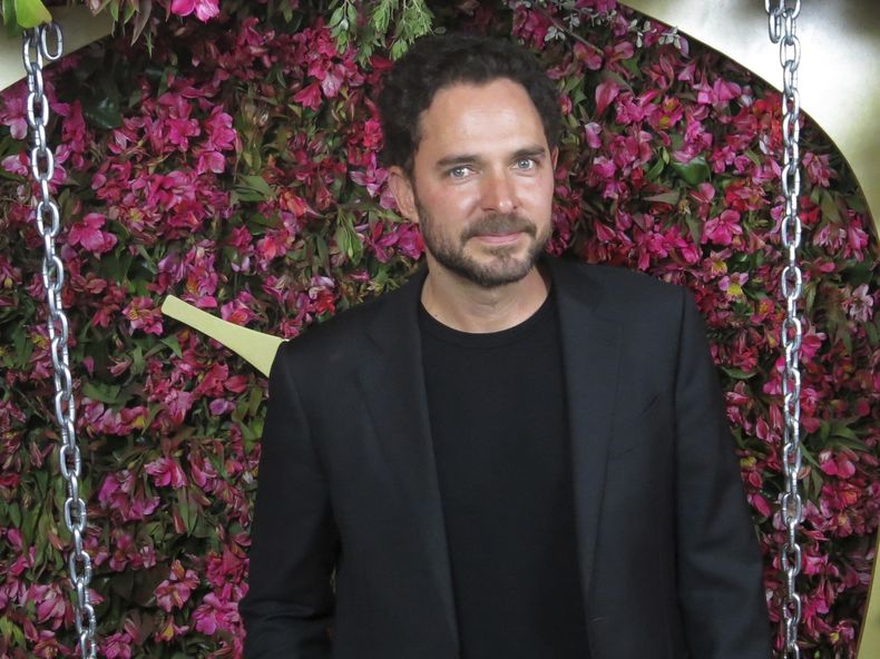 El actor Manolo Cardona posa en la alfombra roja de la película Dime lo que quieres (de verdad) en la Ciudad de México el lunes 24 de julio de 2023. (Foto AP/Berenice Bautista)