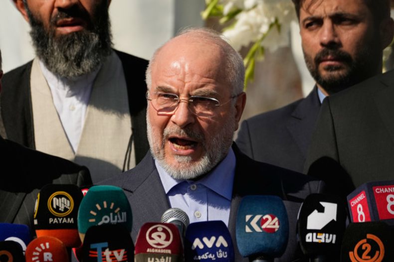 El presidente del Parlamento iraní, Mohammad Baqer Qalibaf, se dirige a los asistentes cerca del aeropuerto internacional de Bagdad, donde fue asesinado el comandante militar iraní Qassem Soleimani en un ataque de dron estadounidense, en Bagdad, Irak, el miércoles 19 de agosto de 2026. (AP Foto/Hadi Mizban)