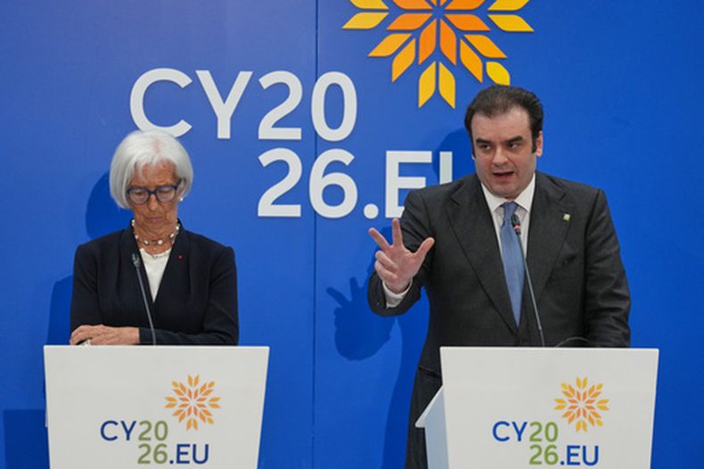 La presidenta del Banco Central Europeo, Christine Lagarde, izquierda, y el presidente del Eurogrupo, Kyriakos Pierrakakis, hablan ante los medios durante la reunión de ministros de finanzas del organismo en Nicosia, capital de Chipre, el viernes 22 de mayo de 2026. (AP Foto/Petros Karadjias)