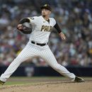 El abridor de los Padres de San Diego Blake Snell trabaja la tercera entrada del encuentro ante los Mets de Nueva York el sábado 8 de julio del 2023. (AP Foto/Gregory Bull)