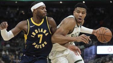 Giannis Antetokounmpo, de los Bucks de Milwaukee, elude a Buddy Hield, de los Pacers de Indiana, en el partido del miércoles 13 de diciembre de 2023 (AP Foto/Morry Gash)