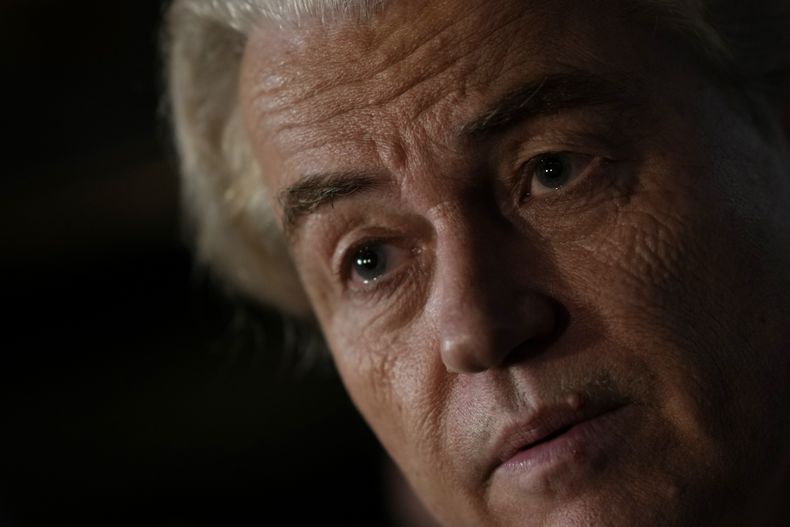 Geert Wilders, líder del Partido por la Libertad, responde a preguntas de reporteros tras el anuncio de los resultados preliminares de las elecciones generales, en La Haya, Holanda, el 22 de noviembre de 2023. (AP Foto/Peter Dejong)