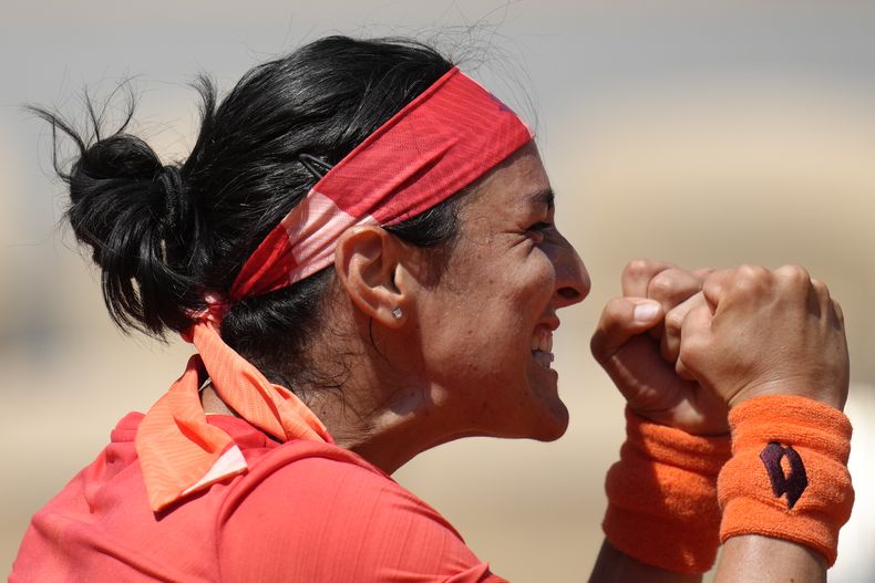 Ons Jabeur celebra su victoria ante Bernarda Pera en los octavos de final del Abierto de Francia, el lunes 5 de junio de 2023. (AP Foto/Christophe Ena)