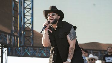 ARCHIVO - Carín León durante su concierto en el segundo fin de semana del Festival de Música y Arte del Valle de Coachella el domingo 21 de abril de 2024, en Empire Polo Club en Indio, California. (Foto Amy Harris/Invision/AP)