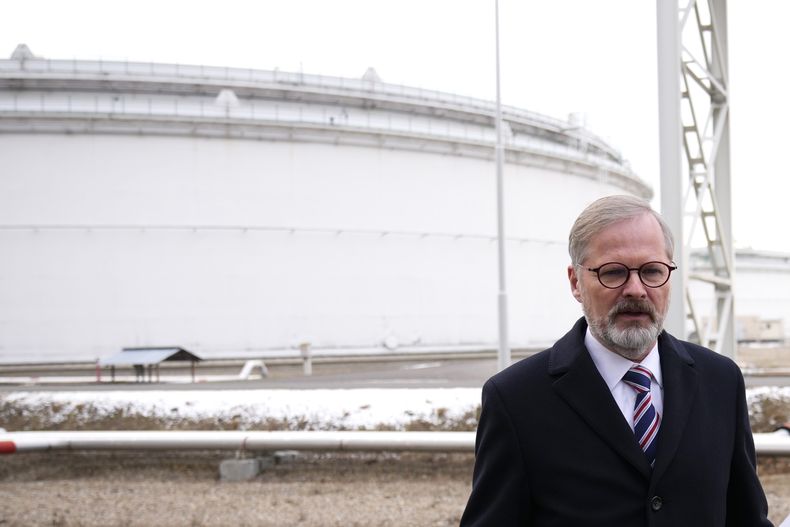 El primer ministro checo Petr Fialla en la Planta Petrolera Central cerca de Nelahozeves, República Checa, el 14 de enero del 2025. (AP foto/Petr David Josek)