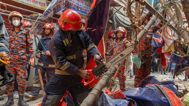 Rescatistas y bomberos cortan andamios que cayeron tras un sismo, en Daca, Bangladesh, el 21 de noviembre de 2025. (AP Foto/Abdul Goni)