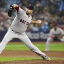 El lanzador de los Medias Rojas James Paxton trabaja la segunda entrada del juego ante los Azulejos de Toronto el viernes 30 de junio del 2023. (Chris Young/The Canadian Press via AP)