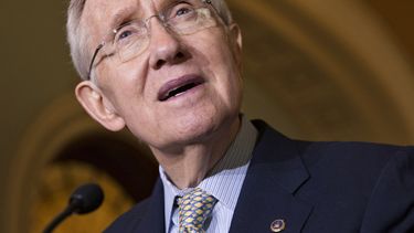 americateve | En esta fotograf&iacute;a de archivo del 29 de octubre de 2013, el l&iacute;der de la mayor&iacute;a dem&acute;&acute;ocrata en el Senado, Harry Reid, habla en el Capitolio, en Washington. (Foto AP/J. Scott Applewhite, Archivo )