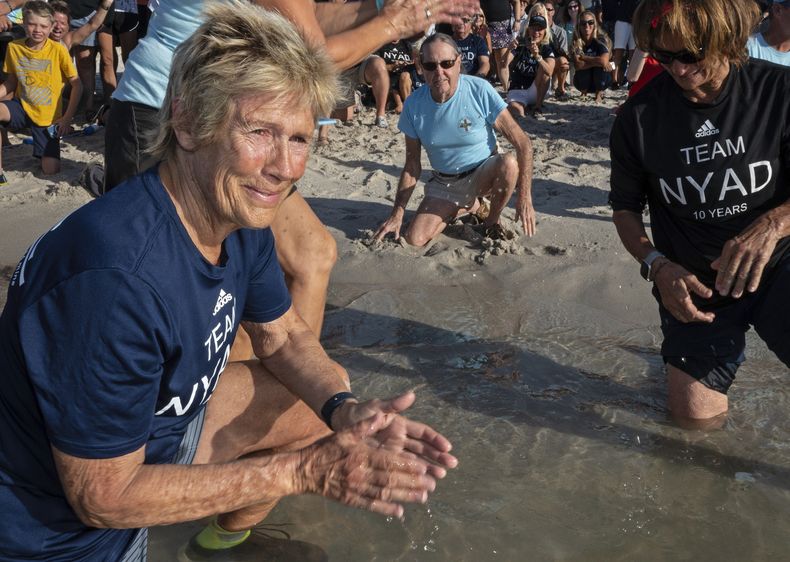 En esta foto proporcionada por Florida Keys News Bureau, Diana Nyad, a la izquierda, después de ayudar a liberar a Rocky, una tortuga rehabilitada, en el Océano Atlántico el domingo 22 de octubre de 2023, en Key West, Florida. (Andy Newman/Florida Keys News Bureau vía AP)