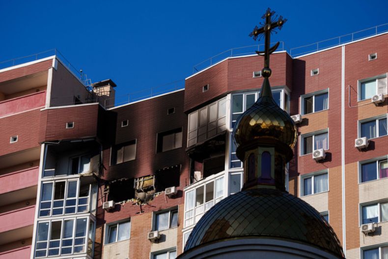 Un edificio residencial, con daños causados por un ataque con drones rusos, en Kiev, Ucrania, el 2 de octubre de 2026. (AP Foto/Evgeniy Maloletka)