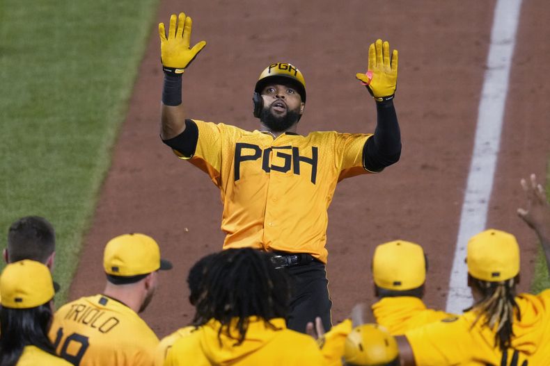 El dominicano Carlos Santana de los Piratas de Pittsburgh celebra su cuadrangular ganador ante los Cerveceros de Milwaukee. Viernes 30 de junio de 2023. (AP Foto/Gene J. Puskar)
