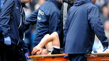 americateve | Jay Rodriguez es sacado en camilla tras sufrir una rotura de ligamentos en la rodilla derecha durante un partido entre Southampton y Manchester City el 5 de abril del 2014 en Manchester. La lesi&oacute;n descarta a Rodr&iacute;guez para la Copa Mundial. E