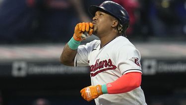 El dominicano José Ramírez, de los Guardianes de Cleveland, festeja tras conectar su tercer jonrón en el juego ante los Medias Rojas de Boston, el jueves 8 de junio de 2023 (AP Foto/Sue Ogrocki)