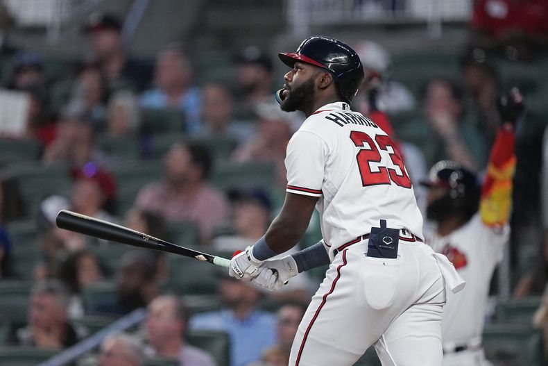 Michael Harris II, de los Bravos de Atlanta, observa su jonrón solitario en el juego del martes 1 de agosto de 2023, ante los Angelinos de Los Ángeles (AP Foto/John Bazemore)