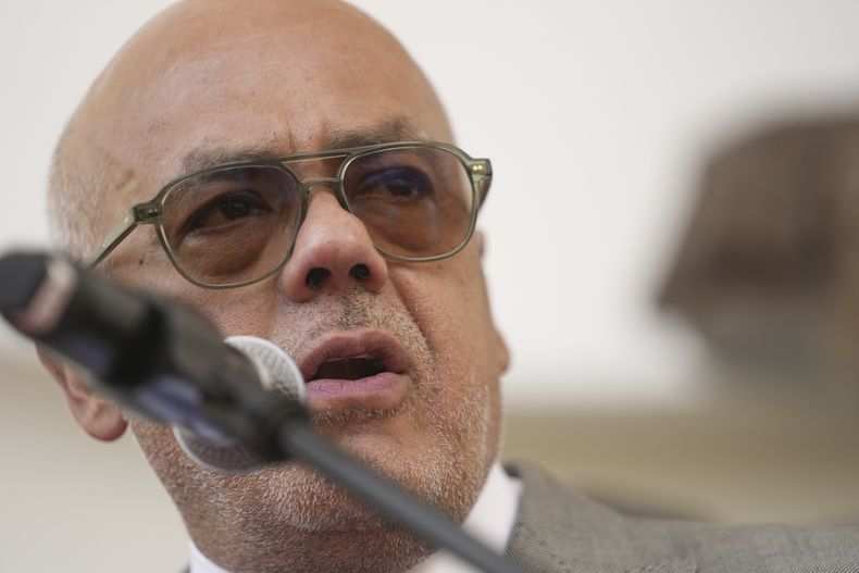 Archivo - El presidente de la Asamblea Nacional, Jorge Rodríguez, habla sobre las potenciales fechas para las elecciones durante una ceremonia en la Asamblea Nacional en Caracas, Venezuela, el 28 de febrero de 2024. Rodríguez dijo el jueves 27 de junio de 2024 que seis miembros de la oposición acogidos en la residencia del embajador argentino en Caracas están vinculados a una presunta trama para generar violencia, aunque no presentó pruebas de la acusación. (AP Foto/Matias Delacroix, Archivo)