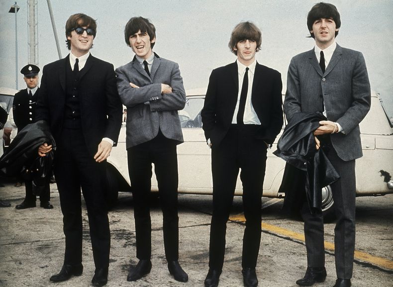 ARCHIVO - The Beatles, de izquierda a derecha, John Lennon, George Harrison, Ringo Starr y Paul McCartney llegan a Liverpool, Inglaterra el 10 de julio de 1964 para el estreno de su pelícua 