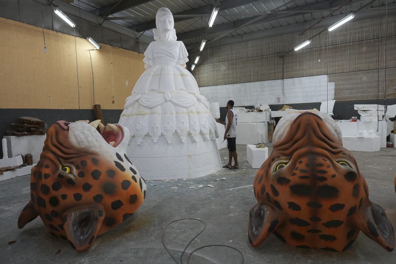 Un miembro de la escuela de samba Unidos de Padre Miguel hace una escultura para el próximo desfile de Carnaval en Río de Janeiro, el viernes 7 de febrero de 2025. (AP Foto/Silvia Izquierdo)