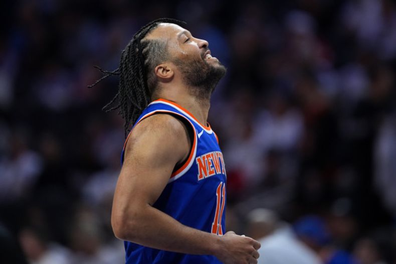Jalen Brunson, de los Knicks de Nueva York, festeja durante el tercer partido de la semifinal de la Conferencia Este ante los 76ers de Filadelfia, el viernes 8 de mayo de 2026 (AP Foto/Matt Slocum)