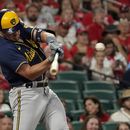 Cerveceros superan a Cardenales en 10 innings