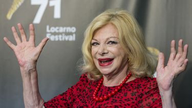ARCHIVO - La actriz italiana Sandra Milo posa durante una sesión fotográfica de la película Un nemico che ti vuole bene en la 71a edición del Festival Internacional de Cine de Locarno el martes 7 de agosto de 2018, en Locarno, Suiza. Milo, un ícono del cine italiano que jugó un papel clave en “8½” de Federico Fellini y luego se convirtió en su musa, murió el lunes 29 de enero de 2024, dijo su familia. Tenía 90 años. (Alexandra Wey/Keystone via AP, archivo)