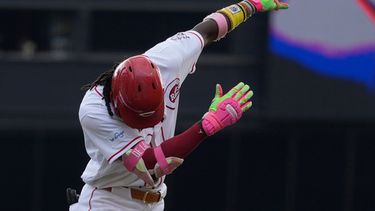 El campocorto de los Rojos de Cincinnati, Elly De La Cruz, celebra mientras recorre las bases tras conectar un jonrón solitario durante la primera entrada de un partido de béisbol contra los Atléticos en Cincinnati, el jueves 6 de agosto de 2026. (Foto AP/Carolyn Kaster)
