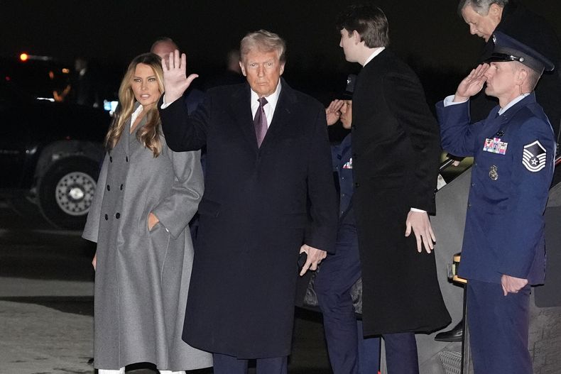 El presidente electo Donald Trump y Melania Trump, bajan de un avión de Misión Especial de la Fuerza Aérea a su llegada al Aeropuerto Internacional de Dulles, el sábado 18 de enero de 2025, en Dulles, Virginia. (AP foto/Alex Brandon)