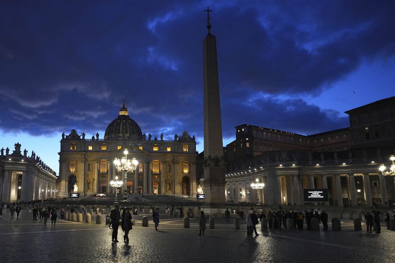 La Plaza de San Pedro en el Vaticano el 27 de febrero del 2025. (AP foto/Kirsty Wigglesworth)