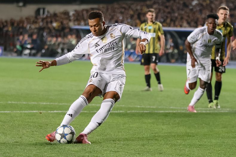 Kylian Mbappé del Real Madrid controla el balón en el encuentro ante el Kairat Almaty en la Liga de Campeones el martes 30 de septiembre del 2025. (AP Foto/Alikhan Sariyev)