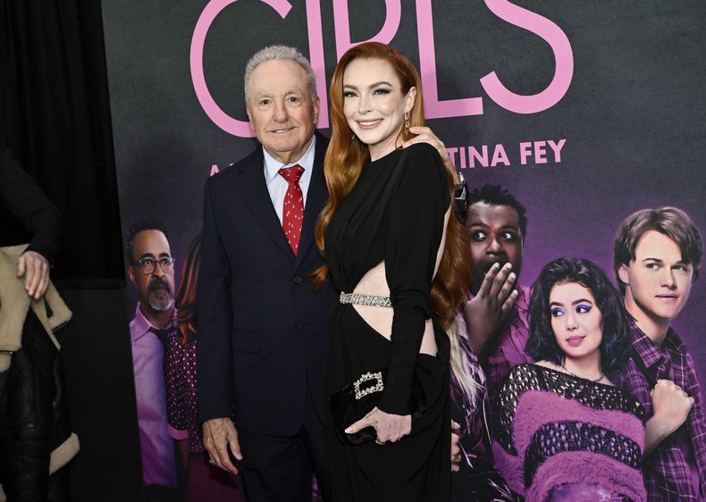 El productor Lorne Michaels, izquierda, y Lindsay Lohan asisten al estreno mundial de Mean Girls en el cine AMC Lincoln Square el lunes 8 de enero de 2024, en Nueva York. (Evan Agostini/Invision/AP)