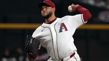 Eduardo Rodriguez, lanzador de los Diamondbacks de Arizona, trabaja frente a los Mets de Nueva York en la primera entrada del juego de béisbol de Grandes Ligas, el domingo 10 de mayo de 2026, en Phoenix. (AP Foto/Rick Scuteri)