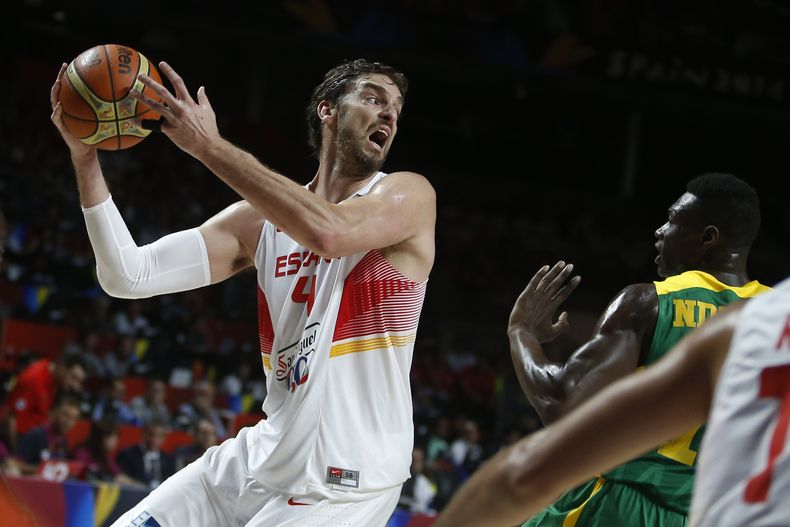 Pau Gasol, de la selecci&oacute;n espa&ntilde;ola, se prepara para lanzar un pase durante el partido del s&aacute;bado 6 de septiembre de 2014 contra Senegal, correspondiente a los octavos de final de la Copa del Mundo de Baloncesto, en Madrid (AP Foto/An