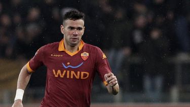 americateve | ARCHIVO - En imagen del domingo 17 de marzo de 2013, el zaguero brasile&ntilde;o del Roma, Leandro Cast&aacute;n, controla el bal&oacute;n durante un partido de la Serie A entre Roma y Parma en el Estadio Ol&iacute;mpico de Roma. El neurocirujano que exti