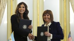 La secretaria de Seguridad Nacional de Estados Unidos, Kristi Noem, a la izquierda, y la ministra de Seguridad de Argentina, Patricia Bullrich, se estrechan la mano ante la cámara mientras mantienen acuerdos bilaterales en la casa presidencial en Buenos Aires, Argentina, el lunes 28 de julio de 2025. (AP Foto/Alex Brandon, Pool)