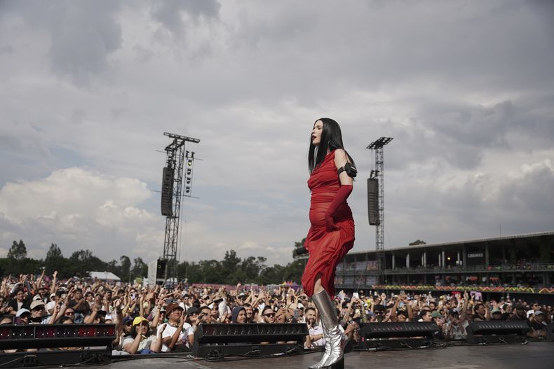 La cantautora chilena Francisca Valenzuela durante su concierto en el festival HERA HSBC en la Ciudad de México el sábado 24 de agosto de 2024. (Foto AP/Aurea Del Rosario)