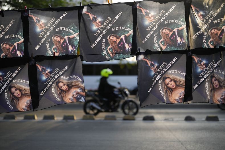 Pañuelos con imágenes de la cantante pop Shakira están a la venta antes de su concierto en su ciudad natal de Barranquilla, Colombia, el jueves 20 de febrero de 2025. (Foto AP/Fernando Vergara)