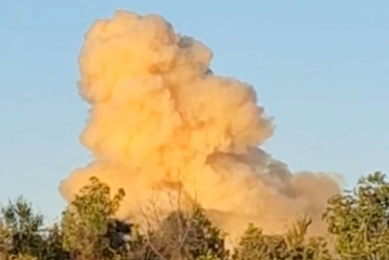 Esta imagen proporcionada por Andre Robinson muestra una columna de humo alzándose tras una explosión en la planta de CF Industries el miércoles 5 de noviembre de 2025 en Yazoo City, Mississippi. (Andre Robinson via AP)