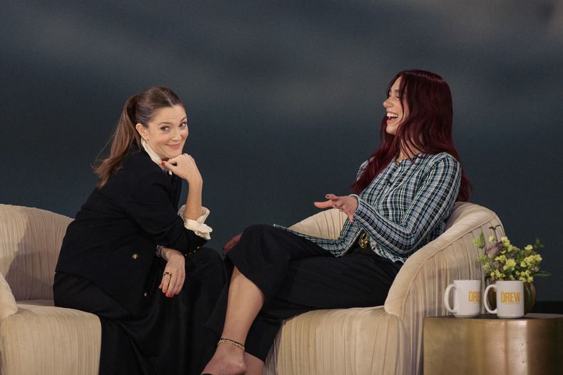 Drew Barrymore, izquierda, y Dua Lipa participan en un conversatorio sobre Radical Optimism el viernes 26 de abril de 2024, en Talent Unlimited High School en Nueva York. (Foto Drew Gurian/Invision/AP)