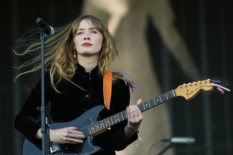 La cantante y compositora Alexandra Savior durante su concierto en el festival Corona Capital en Ciudad de México, el domingo 16 de noviembre de 2025. (Foto AP/Claudia Rosel)