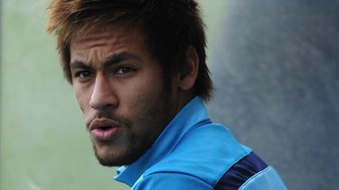 americateve | El jugador del Barcelona, Neymar, observa durante un entrenamiento el viernes, 14 de febrero de 2014, en San Joan Despi, Espa&ntilde;a. (AP Photo/Manu Fernandez)