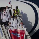 ARCHIVO - Médicos cubanos llegan al Aeropuerto Internacional José Martí el 8 de junio de 2020, en La Habana, Cuba, tras viajar a Italia para ayudar en la respuesta de emergencia por el COVID-19. (Ismael Francisco/Foto compartida vía AP, archivo)