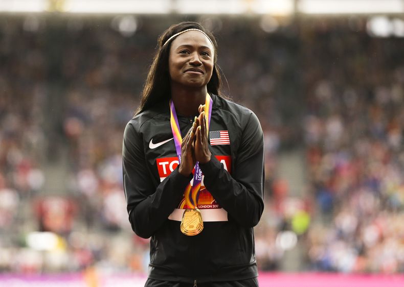 ARCHIVO - Tori Bowie tras recibir la medalla de oro por ganar los 100 metros femeninos del Mundial de atletismo en Londres, el 7 de agosto de 2017. (AP Foto/Alastair Grant)
