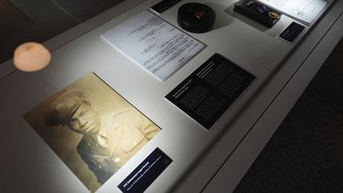 Artefactos en exhibición en el Museo Nacional de los Soldados Búfalo el viernes 27 de junio de 2025 en Houston, Texas. (AP Foto/Ashley Landis)