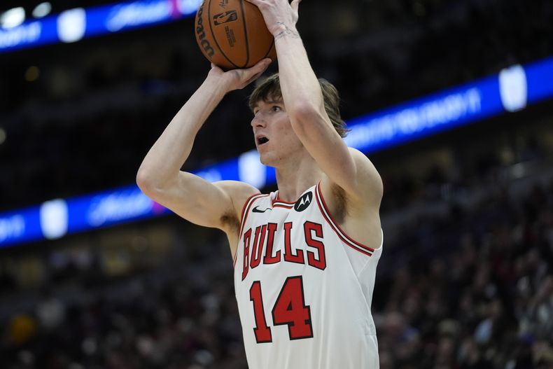 El alero de los Bulls de Chicago Matas Buzelis clava un triple en el encuentro ante el Heat de Miami del martes 4 de febrero del 2025. (AP Foto/Erin Hooley)