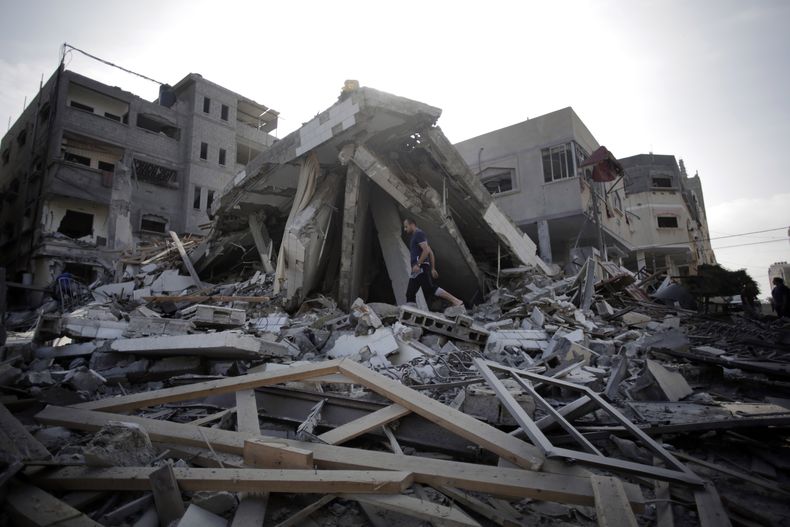 Un palestino camina entre los escombros de una casa destruida despu&eacute;s de ser derribada por un bombardeo israel&iacute; en Ciudad de Gaza, el lunes 25 de agosto de 2014. (Foto AP/Khalil Hamra)