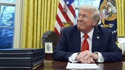 El presidente de Estados Unidos, Donald Trump, habla con reporteros mientras firma órdenes ejecutivas en el Despacho Oval de la Casa Blanca, en Washington, el 10 de febrero de 2025. (Foto/Alex Brandon)