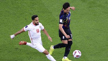 Mousa Altamari de Jordania pelea por el balón con Kim Young-gwon del Corea del Sur en la semifinal de la Copa Asiática en el Estadio Ahmad Bin Ali en Al Rayyan, Qatar el martes 6 de febrero del 2024. (AP Foto/Hussein Sayed)