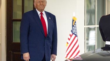 El presidente Donald Trump observa cómo el primer ministro de Israel, Benjamin Netanyahu, se va de la Casa Blanca, el lunes 7 de abril de 2025, en Washington. (AP Foto/Mark Schiefelbein)