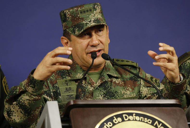 El general Juan Pablo Rodr&iacute;guez, comandante en jefe de las Fuerzas Militares de Colombia, ofrece una conferencia de prensa en Bogot&aacute;, el lunes 14 de julio de 2014. El ej&eacute;rcito precis&oacute; que en los combates con la guerrilla de las
