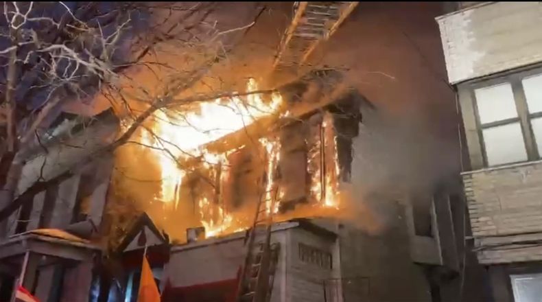 El incendio en un templo budista en el sector del Bronx en Nueva York el 12 de febrero del 2025. (WABC-TV via AP)