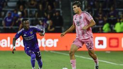 Iván Angulo, a la izquierda, delantero del Orlando City, defiende contra Benjamin Cremaschi (30), centrocampista del Inter Miami, durante la segunda mitad de un juego de fútbol de la MLS, el domingo 10 de agosto de 2025, en Orlando, Florida. (AP Photo/Kevin Kolczynski)